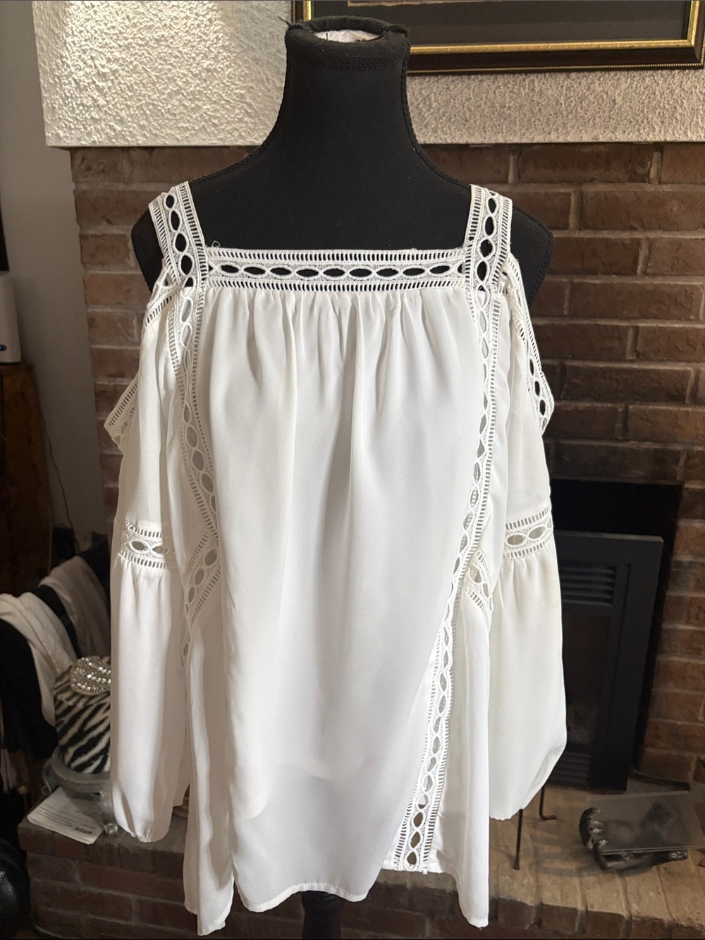 Blu Pepper White Cold-Shoulder Lace-Trim Tunic